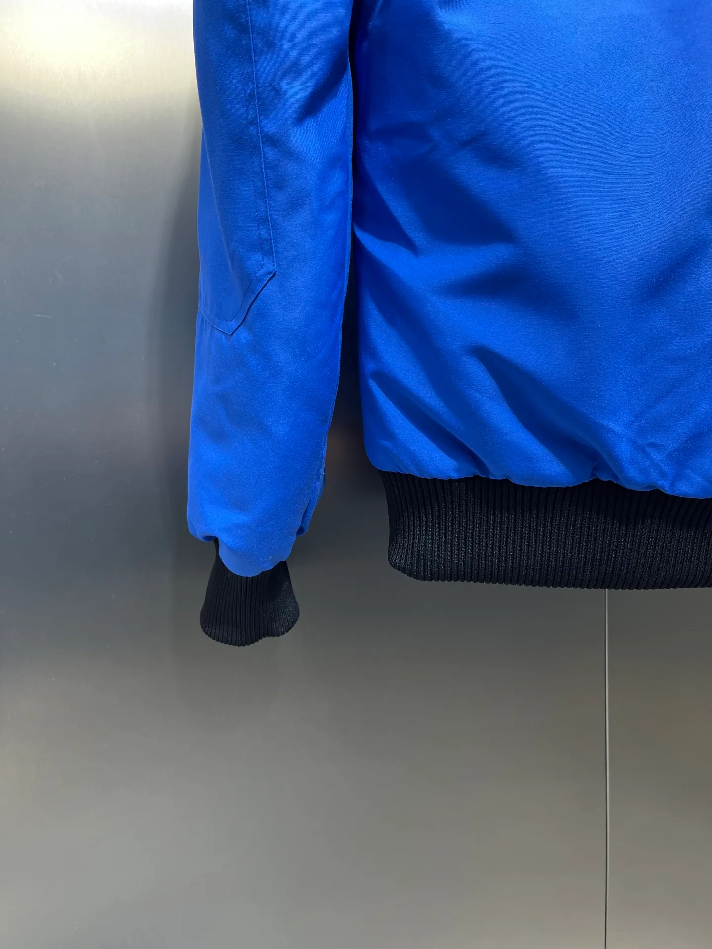 P720 high-end version (new version of Big Goose 01) Canada Goose Canada Goose #Chilliwack 7999M bomber jacket short down jacket/01 model #Men and Women Same Style# ➖ Genuine synchronous anti-counterfeiting chip sensor! ➖ Imported 21S polyester-cotton blended original fabric [last year’s 16S/18S hard fabrics have been completely eliminated, this year all use 21S genuine synchronous fabrics, the soft mid-strap feels delicate and textured], genuine synchronous Feather-Light 10D waterproof coating fabric, made of 84.5 polyester fiber and 15.5 cotton, 100% the best feel in the entire network! ➖ The genuine official website is synchronized with the national standard 80 white duck down, you can check the official website customer service, there will never be a series of misleading claims such as 90 down or goose down! ➖ Using the best nylon lining with double double-layer sealing design, velvet-proof No. 7 needle + grid-filled down ready-made garments, there is 100% no so-called velvet running! ➖ The cuffs are designed with thickened seamless threads, and the collar and pockets are lined with top-quality polar fleece to keep you warm and comfortable! ➖ Yoshida YKK provides original custom-made electroplated sliders. YKK two-way lockable zippers are tight and smooth and will not peel off paint! ➖ 3M composite guarantees that the Velcro is the same as the original, durable, and all accessories and hardware are custom-made! ➖ Imported BEHRINGER embroidery machine to customize the 10,000-needle embroidery logo, 98% of which can be reproduced to restore the original logo. You can check and compare on the official website! ➖ The fur collars are all made of large pieces of Western Canadian blue wolf hide, ensuring that each fur collar is 13-15cm wide!   Size:XS-XXL